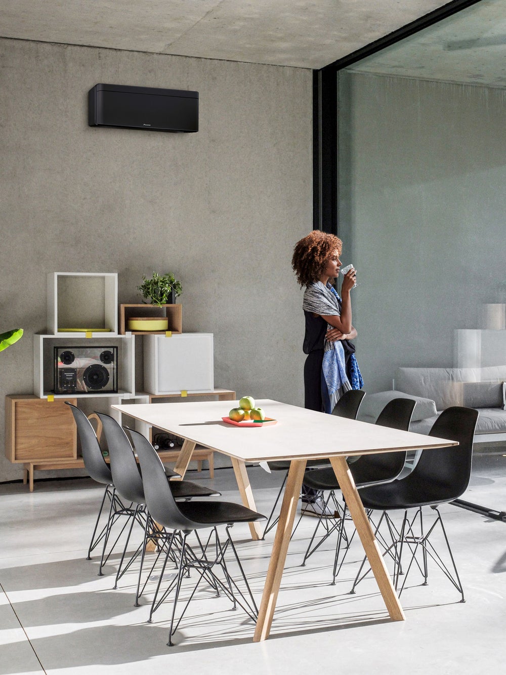 Ar condicionado Daikin Stylish preto num interior de arquitetura contemporânea
